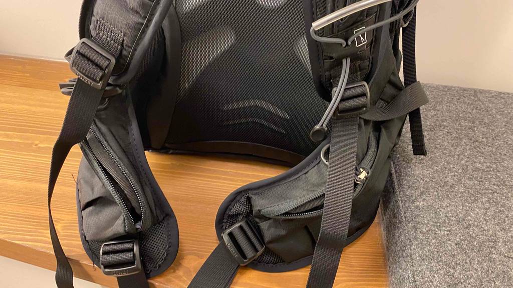 Detailansicht der geöffneten Hüft-Träger mit Reißverschlusstaschen eines getesteten Osprey-Rucksacks.