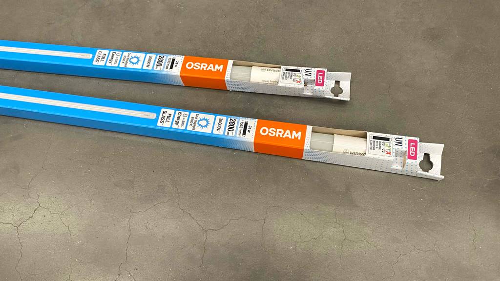 Im Test: Detailansicht der Verpackungen von zwei LED-Röhren mit 150cm der Marke Osram.