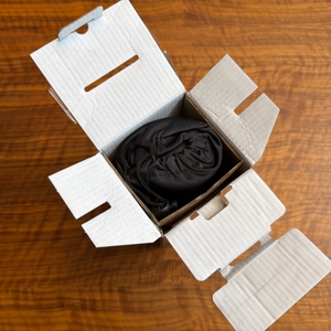 Der geöffnete Karton vom Osram TyreInflate 2000 von oben