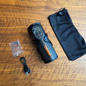 Der Lieferumfang vom Osram TyreInflate 2000 liegt auf einem Tisch