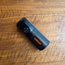 Der Osram TyreInflate 2000 liegt auf einem Tisch