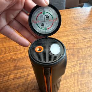 Auf dem Deckel an einer Seite vom Osram TyreInflate 2000 sind die maximale Benutzungszeit gezeigt