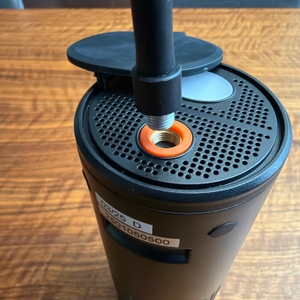 Der Schlauch wird in den Osram TyreInflate 2000 geschraubt