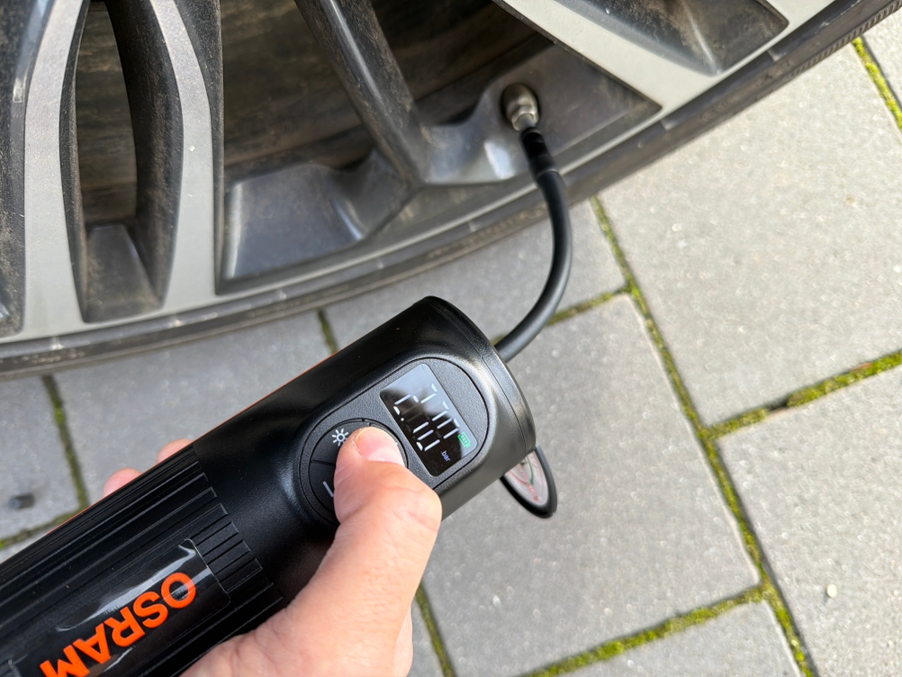 Mit dem Osram TyreInflate 2000 wird ein Autoreifen aufgepumpt