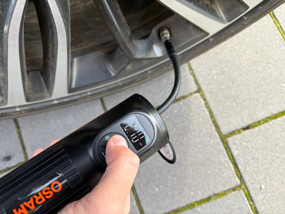 Mit dem Osram TyreInflate 2000 wird ein Autoreifen aufgepumpt