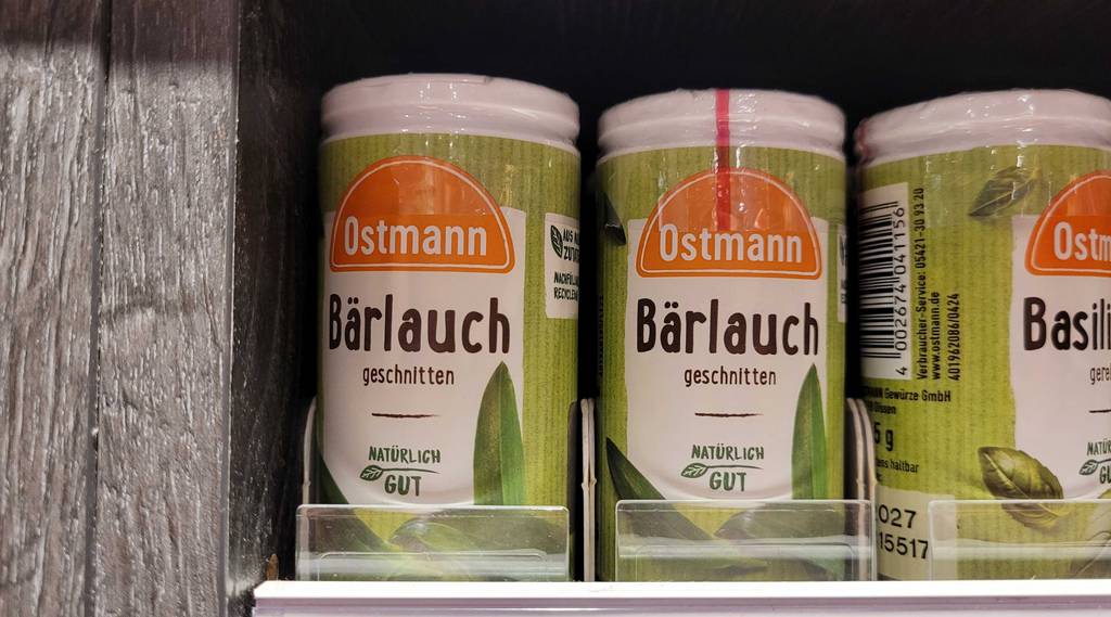 Bärlauch getrocknet im Test: Mehrere Dosen stehen hinter- und nebeneinander in einem Regal.
