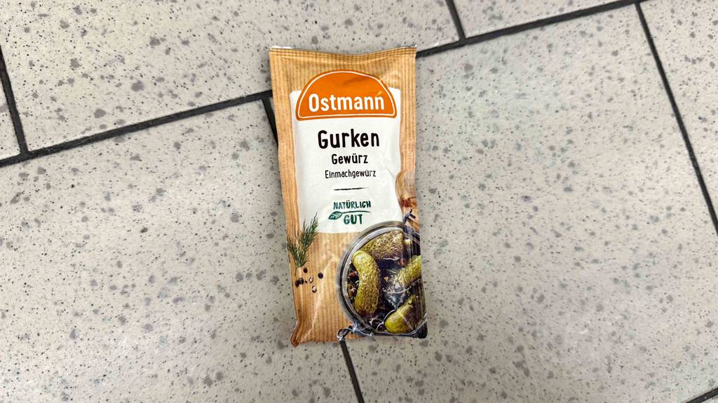 Das Gurkengewürz im Test liegt innerhalb einer kleinen Tüte auf dem Boden.