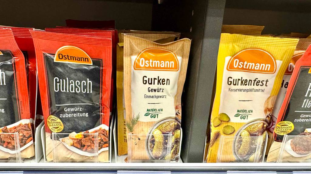 Im Test: Das Gurkengewürz der Marke Ostmann befindet sich in einer Tüte im Gewürzregal neben anderen Gewürzmischungen.
