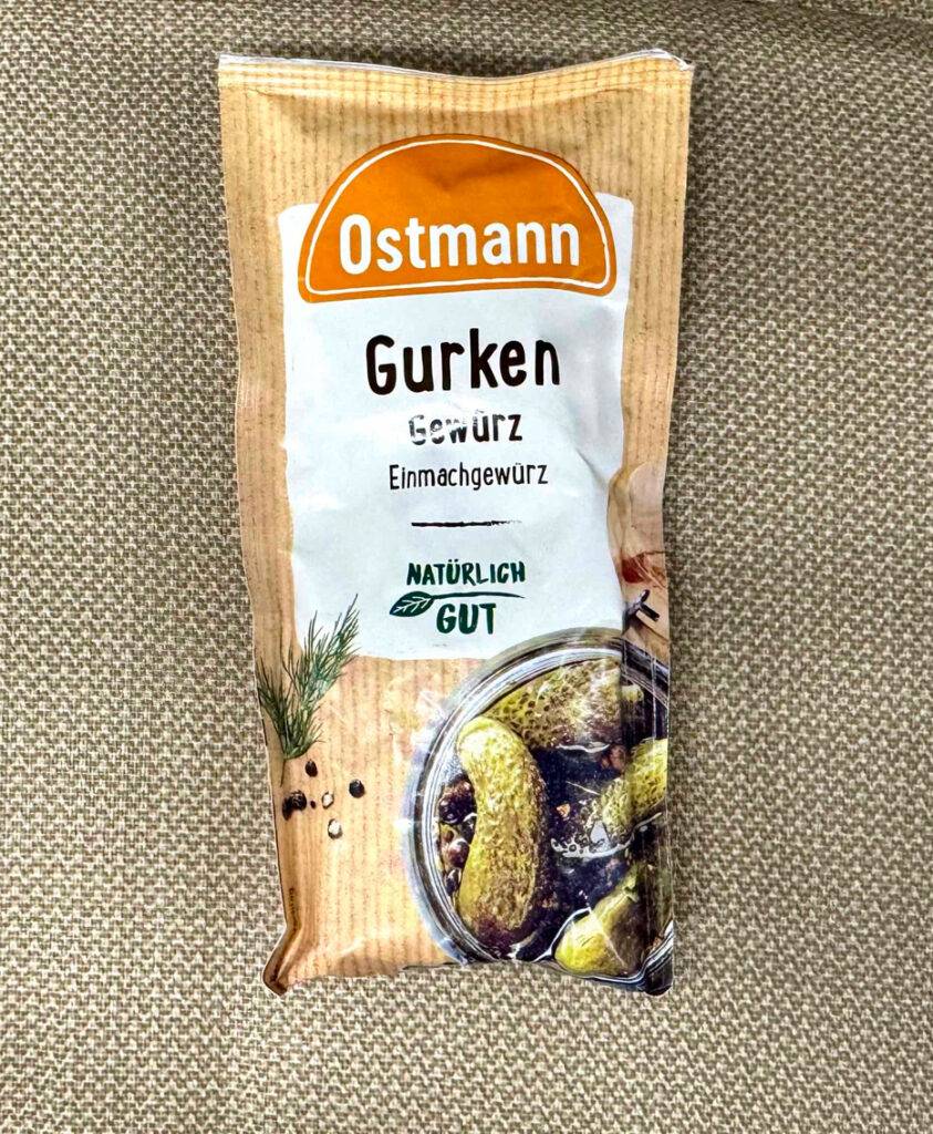Das getestete Gurkengewürz befindet sich in einer Tüte auf einem beigefarbenen Stoff.