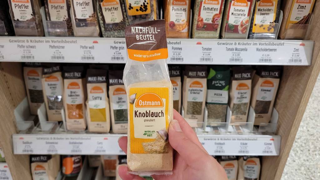 Eine 60-g-Tüte mit granuliertem Knoblauchpulver im Test wird in der Hand gehalten.