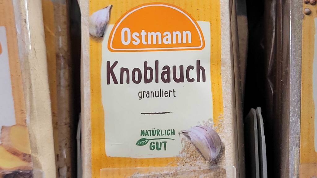 Nahaufnahme des Etiketts auf der Tüte mit granuliertem Knoblauchpulver im Test.