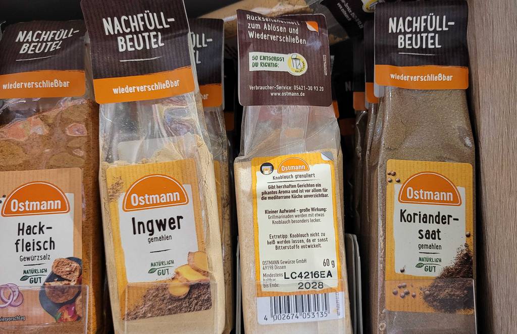 Knoblauchpulver-Test: Die 60-g-Tüte steht neben weiteren Gewürzen im Regal.