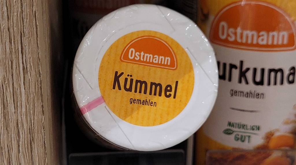 Detailansicht des Deckels von einer Dose mit dem getesteten Kümmel in gemahlener Form.