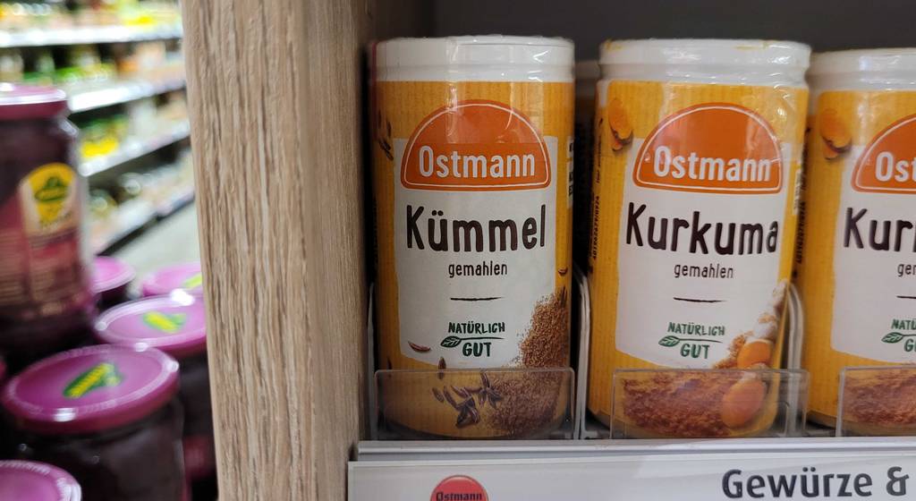 Der gemahlene, getestete Kümmel in der Dose steht neben anderen Gewüezen im Regal.