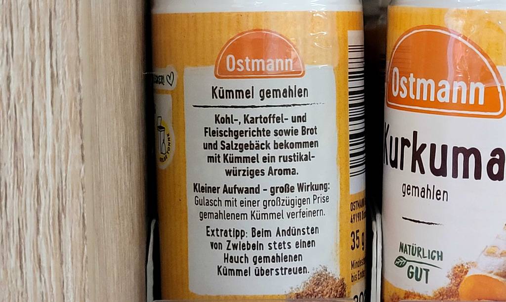 Kümmel im Test: Zwei Dosen mit gemahlenem Kümmel stehen nebeneinander.