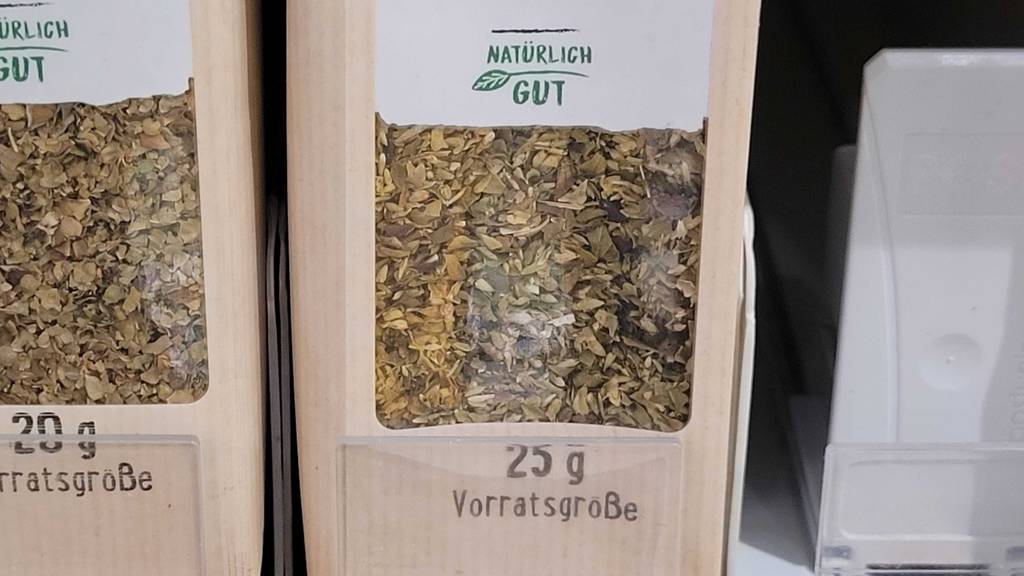 Nahaufnahme auf das gerebelte Oregano im Test, das durch das Sichtfenster auf der Verpackung erkennbar ist.
