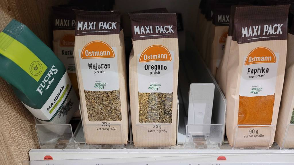 Im Test: Oregano von Ostmann im 25-g-Pack steht in einem Gewürze-Regal.