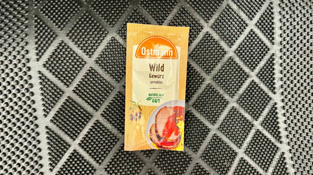 Das Wildgewürz im Test befindet sich gemahlen in der Tüte auf einer Noppenmatte.