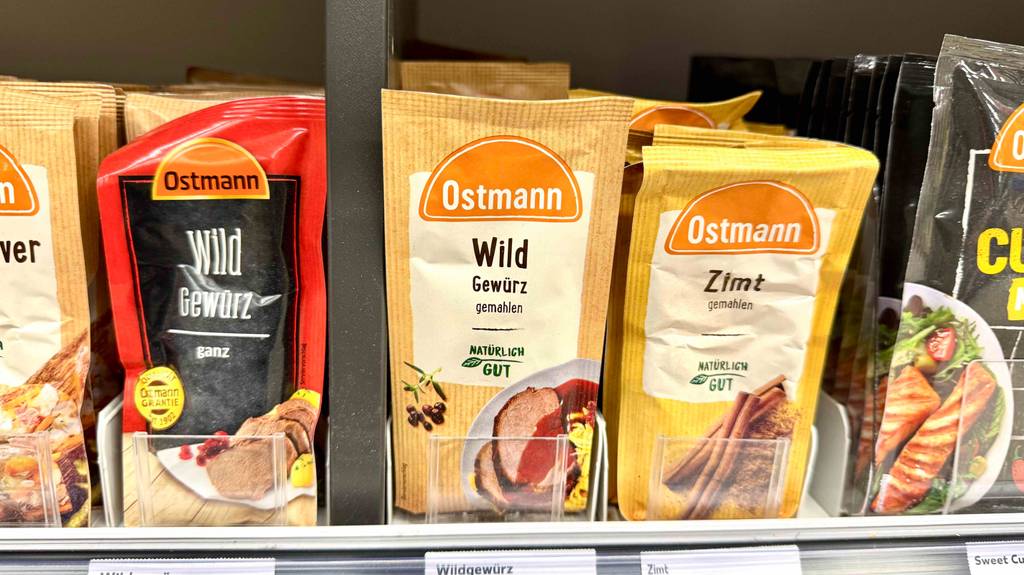 Das getestete Wildgewürz befindet sich gemahlen in der Tüte neben weiteren Gewürzen im Gewürzregal.
