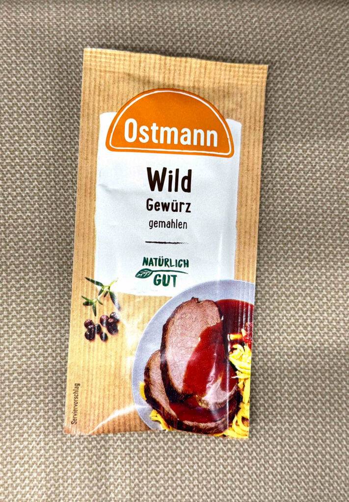 Ostmann Wildgewürz im Test befindet sich gemahlen in einer Tüte auf einer hellen Oberfläche.