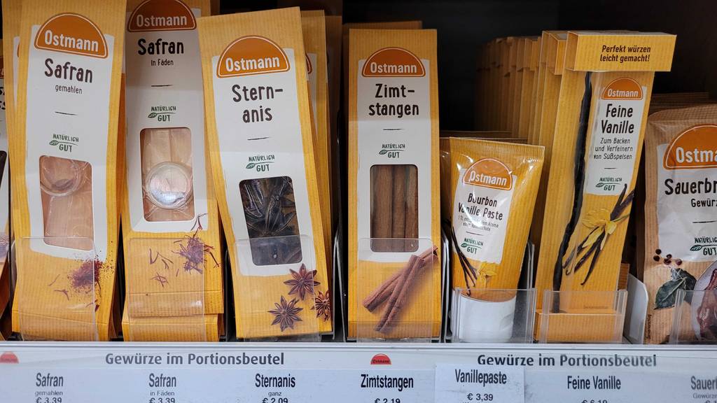 Die Zimtstangen im Test befinden sich in der Packung von Ostmann neben anderen Gewürzen in einem Gewürzregal.