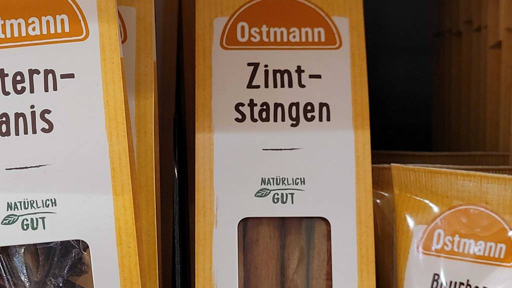 Die getesteten Zimtstangen in der Packung von Ostmann stehen neben weiteren Gewürzpackungen im Gewürzregal eines Supermarktes.