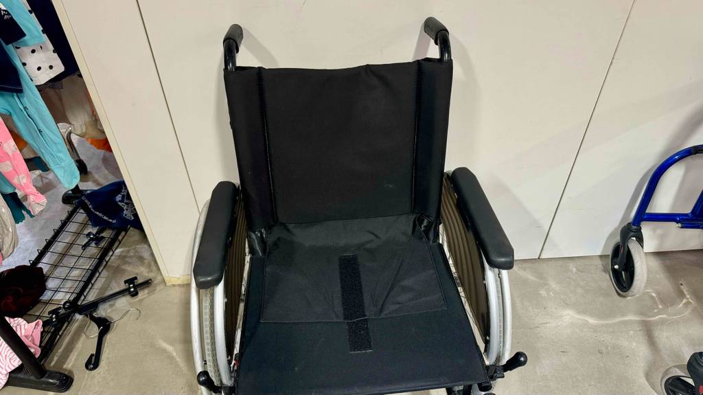 Nahaufnahme der Sitzfläche eines schwarzen Rollstuhls im Test.
