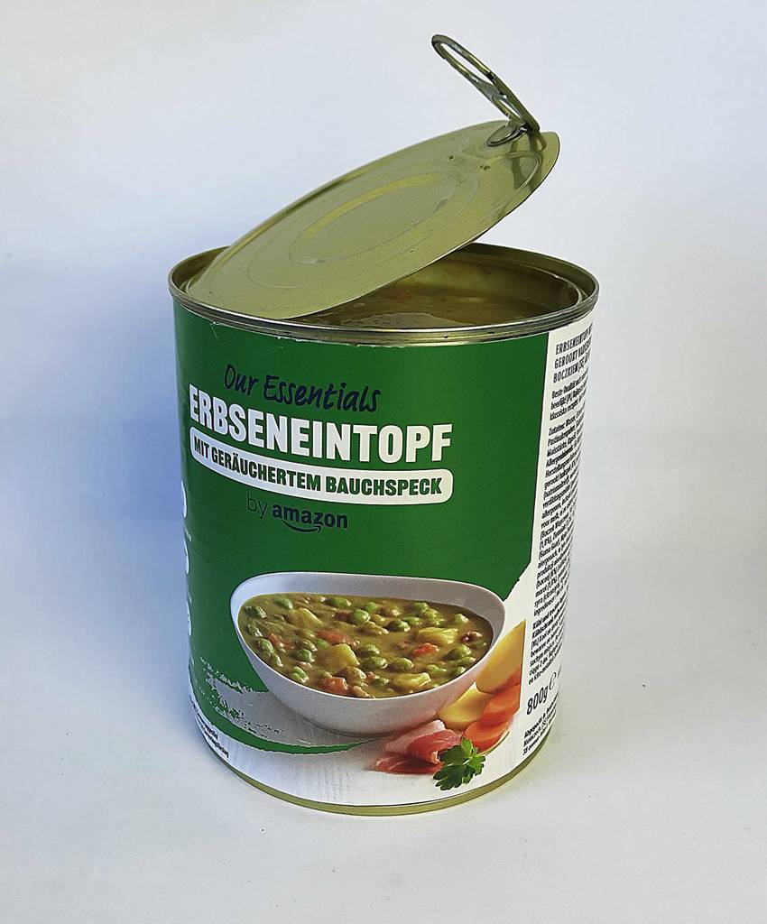 Doseneintopf-Test: Eine geöffnete Dose mit Erbseneintopf-Etikett, von der Seite betrachtet.