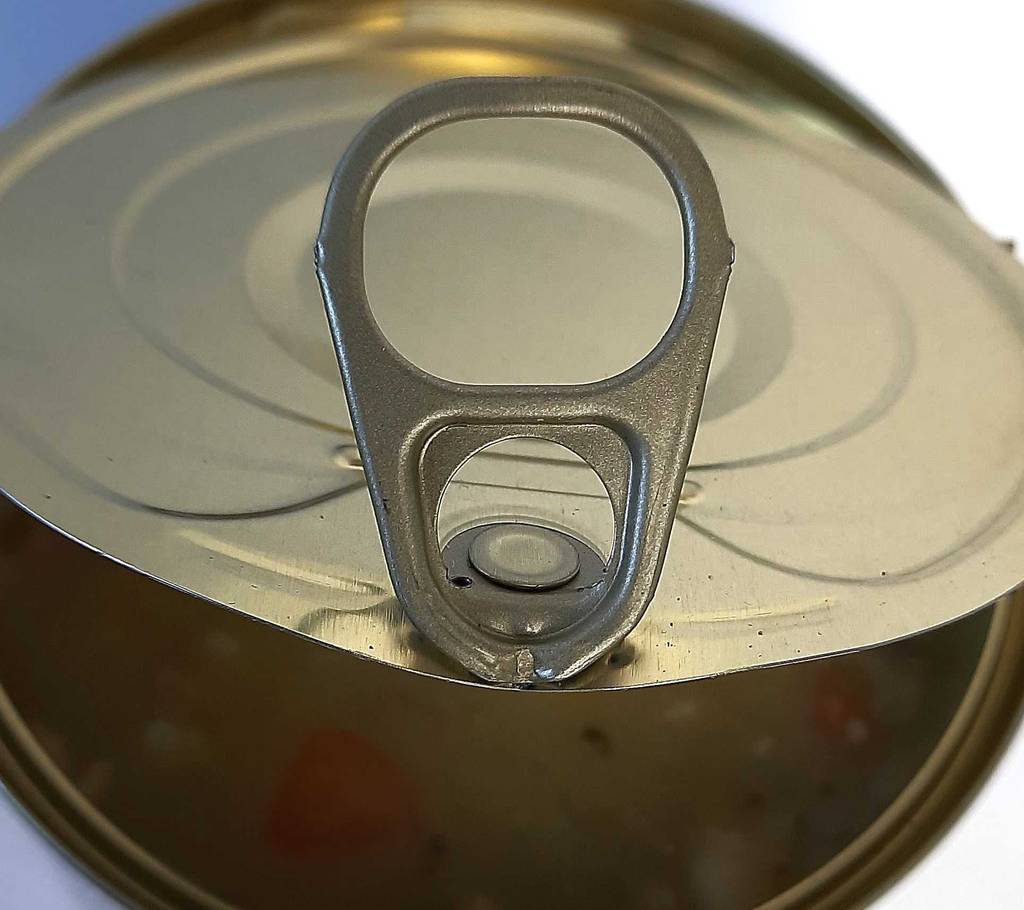 Detailansicht der Öffnungslasche auf dem Dosendeckel eines Doseneintopfs im Test.