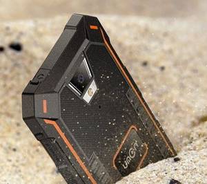 ein Outdoor-Smartphone steckt im Sand
