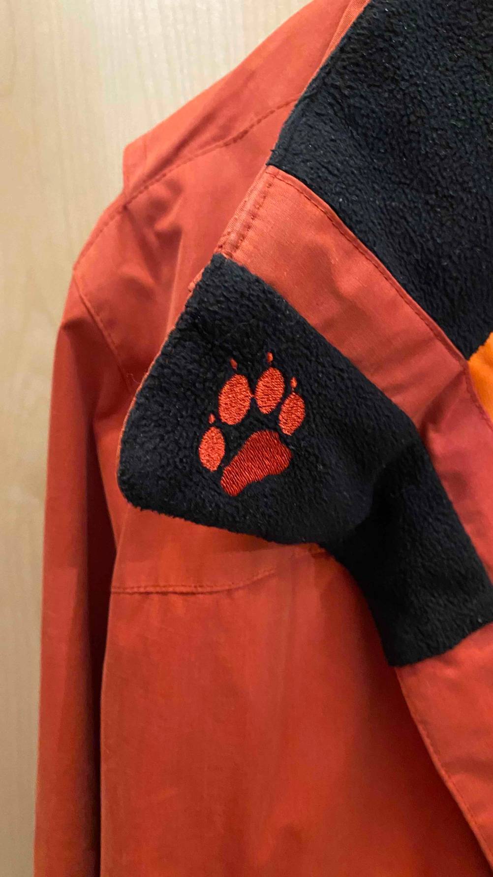 Nahaufnahme des grafischen Logos auf der Innenseite der getesteten Outdoor-Jacke für Damen von Jack Wolfskin