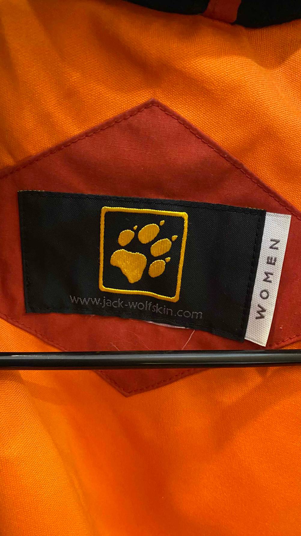 Outdoor-Jacken Damen im Test: Nahaufnahme des Labels von Jack Wolfskin im Inneren mit Logo und Markennamen.