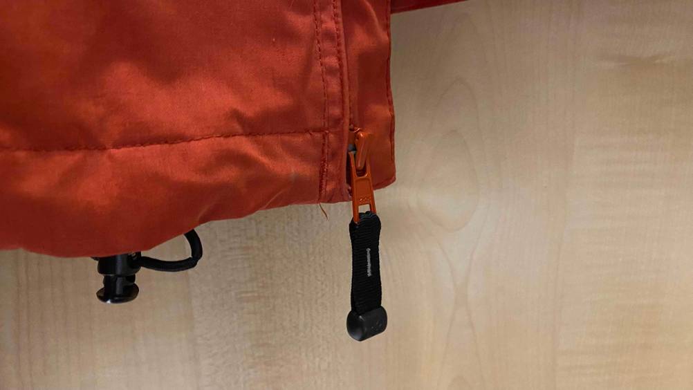 Outdoor-Jacken Damen getestet: Nahaufnahme des Zippers am Reisverschluss.