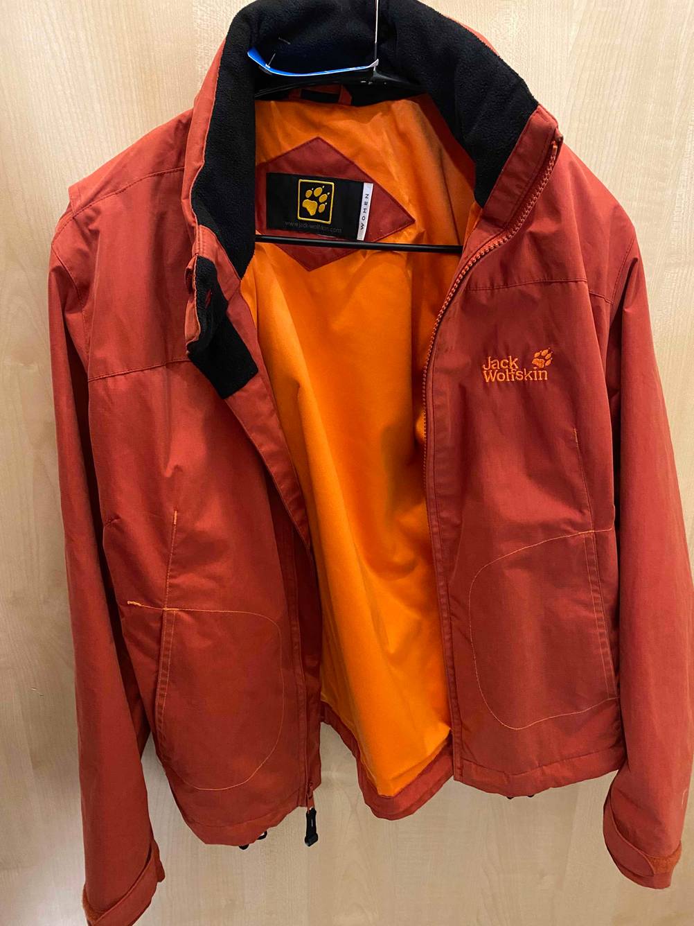 Damen-Outdoor-Jacke-Test: Eine orangene Outdoor-Jacke von Jack Wolfskin.