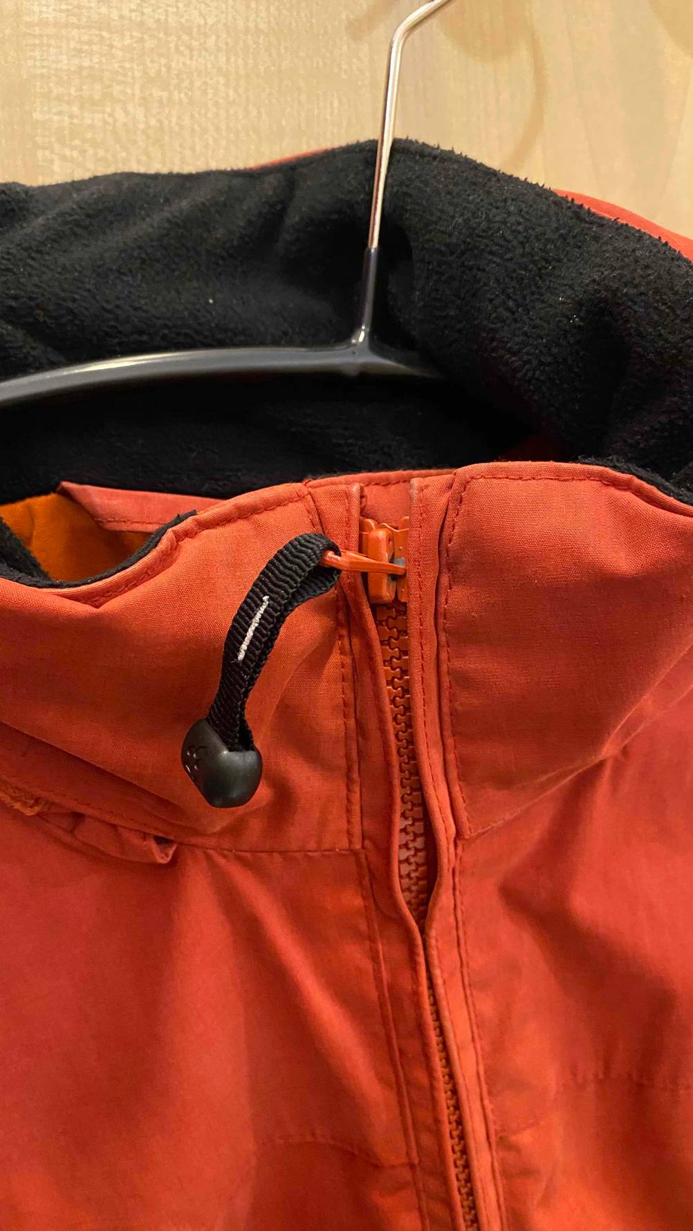 Closeup eines Reißverschlusses von einer getesteten Outdoor-Jacke für Damen.