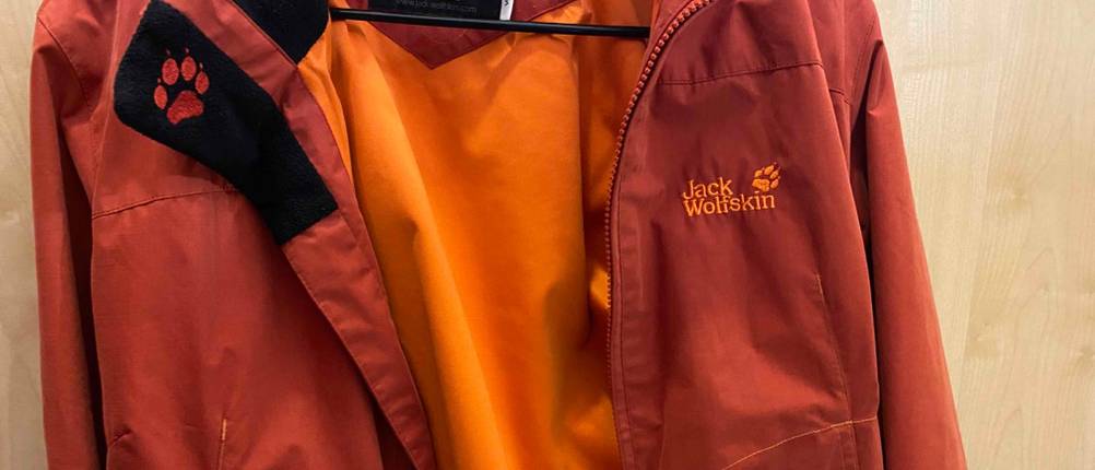 Damen-Ourtdoor-Jacke-Test: Eine orangene Outdoor-Jacke von Jack Wolfskin.