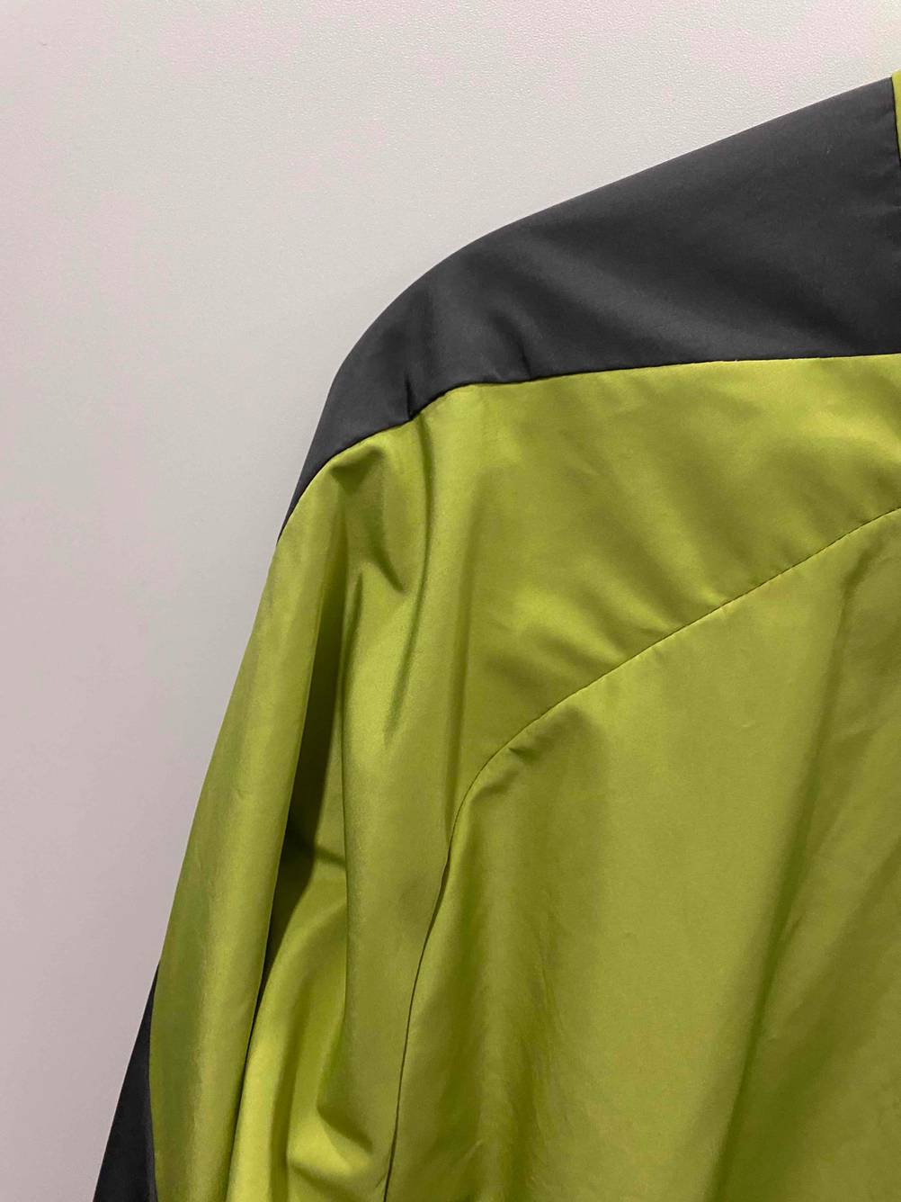 Outdoor-Jacke-Test: Nahaufnahme der Schulter einer Herren-Outdoor-Jacke.