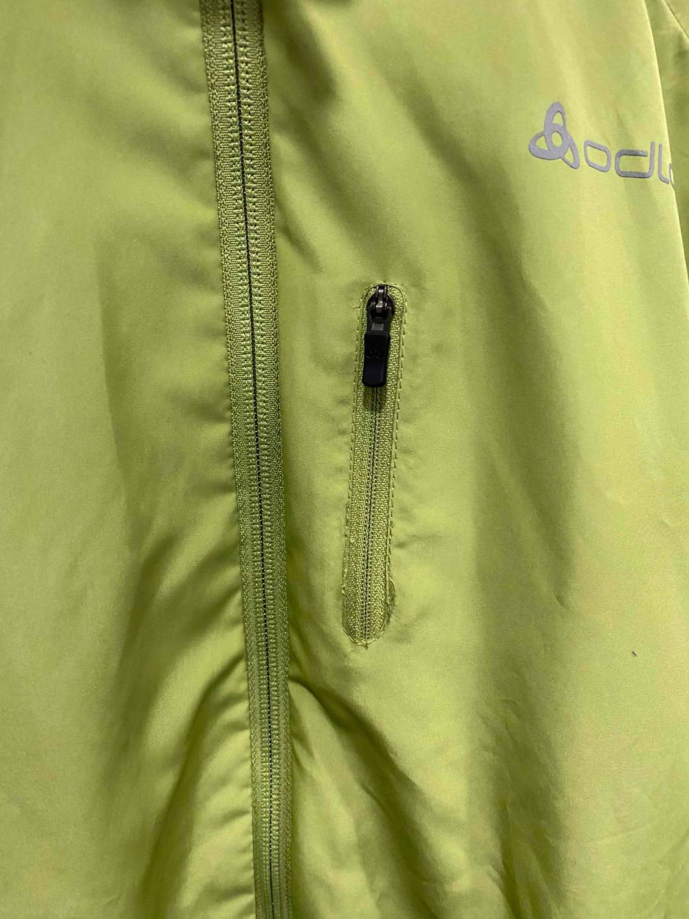Herren-Outdoor-Jacke getestet: Nahaufnahme der Seitentasche mit geschlossenem Reissverschluss.