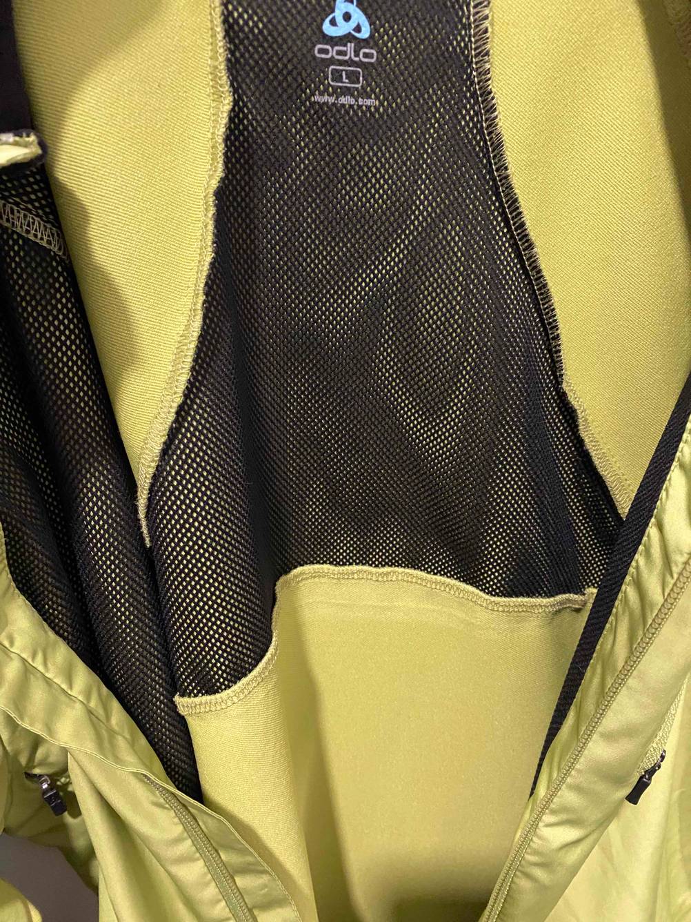 Nahaufnahme des Netzstoffes mit Logo im Inneren einer getesteten Herren-Outdoor-Jacke.