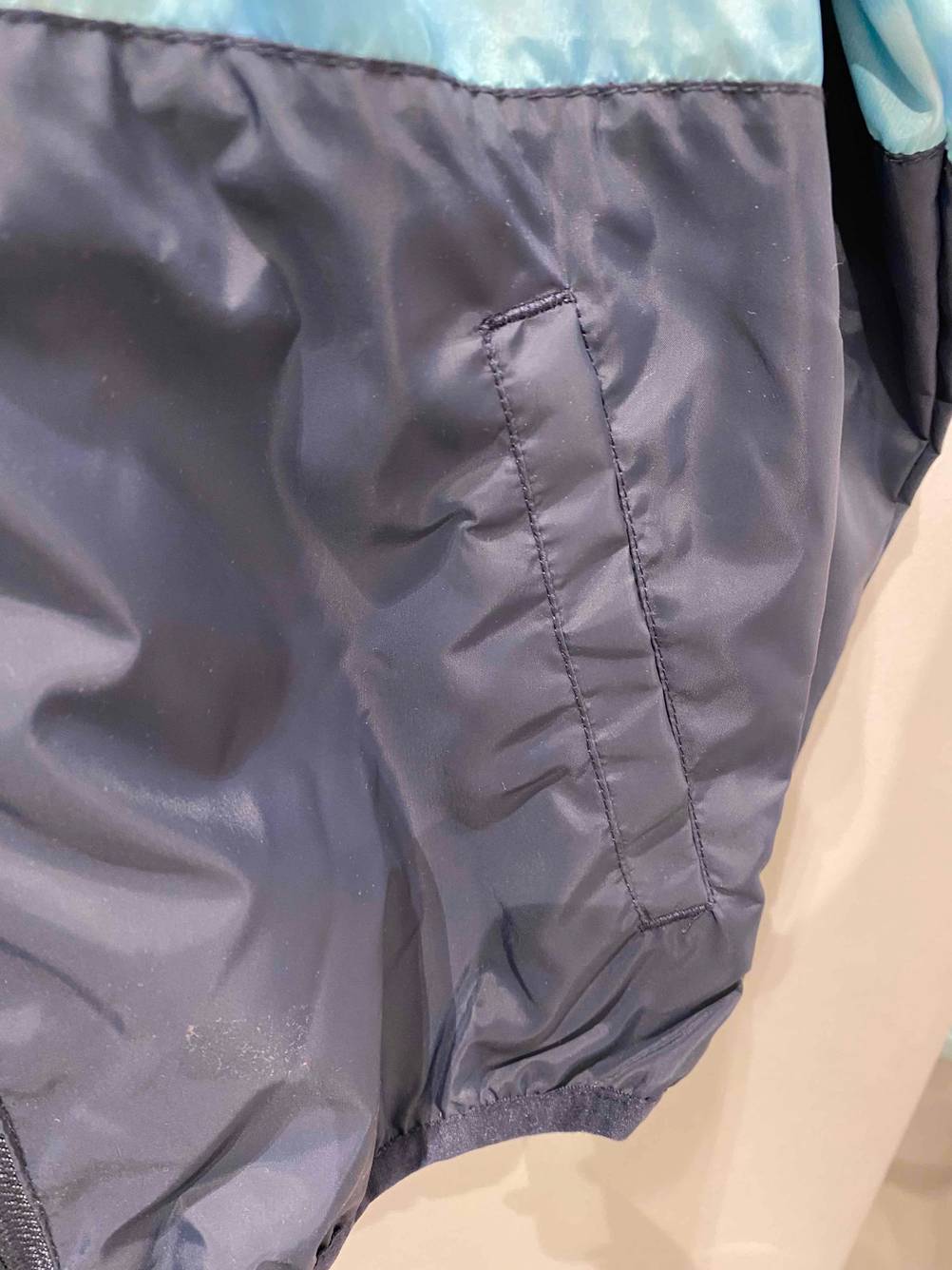 Im Test: Nahaufnahme der Seitentasche einer Kinder-Outdoor-Jacke.