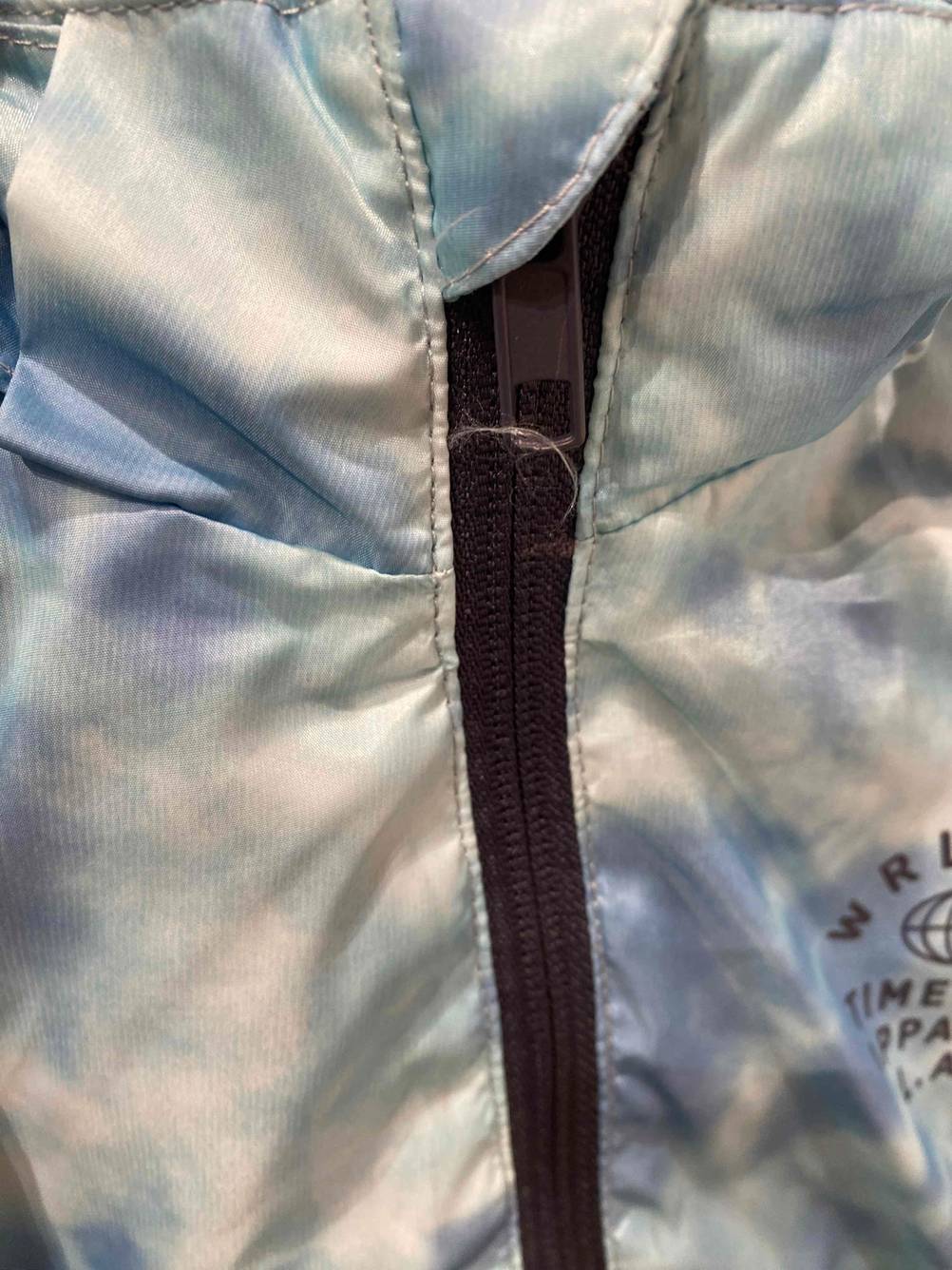 Nahaufnahme des geschlossenen Reisverschlusses einer Kinder-Outdoor-Jacke.