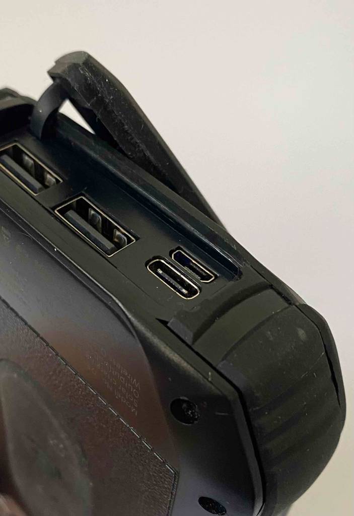 Blick auf die Anschlussmöglichkeiten einer Outdoor-Powerbank im Test.