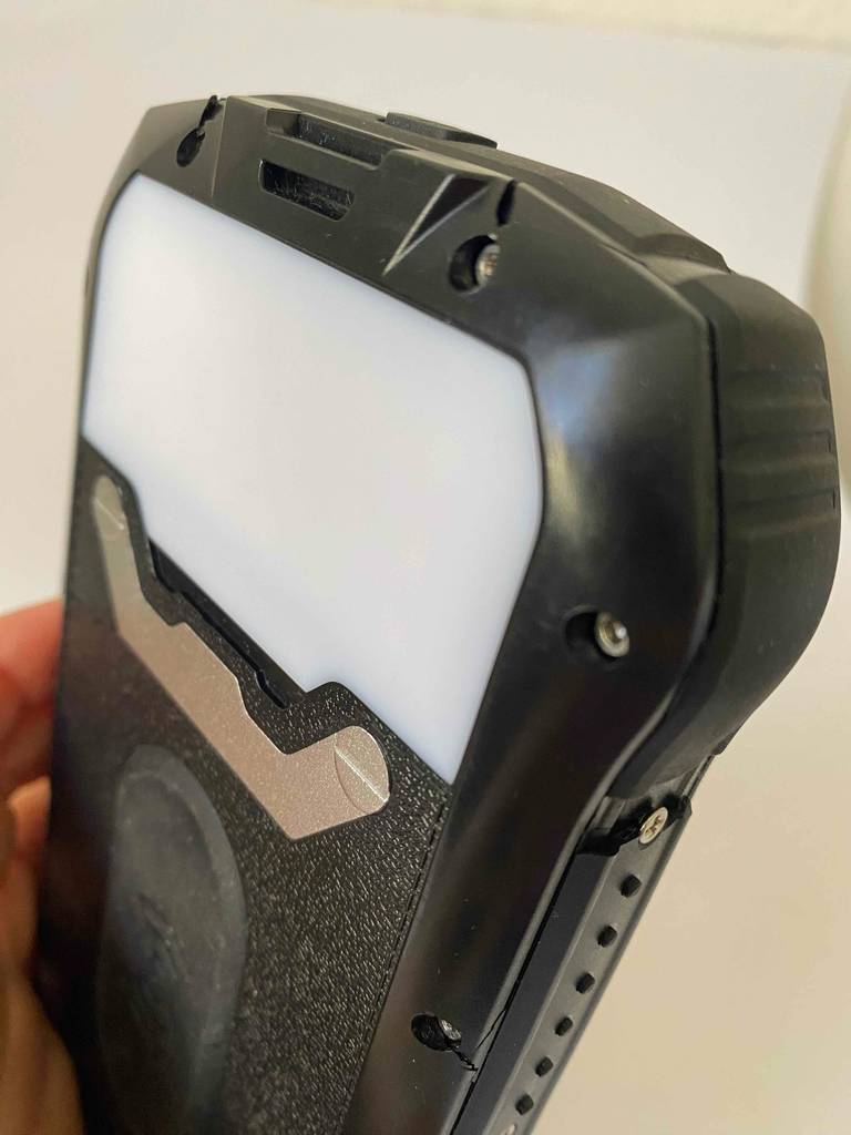 Detailansicht des Materials einer getesteten Outdoor-Powerbank.