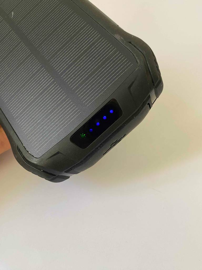 Ladestandanzeige einer Outdoor-Powerbank im Test.