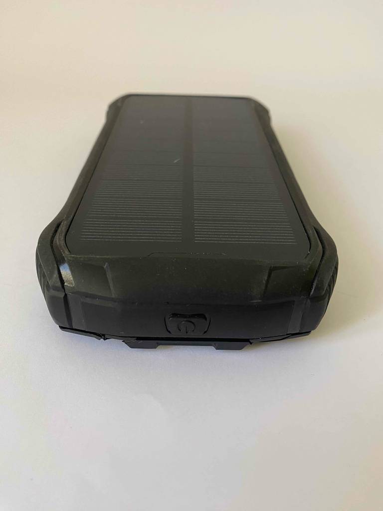 Powertaste an der Oberseite einer Outdoor-Powerbank im Test mit Blick auf die Solarladefläche.