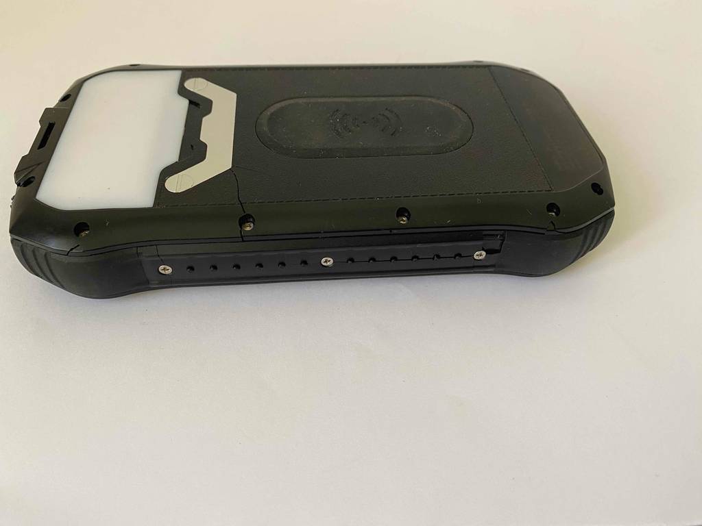 Blick von schräg oben auf eine Outdoor-Powerbank, die zum testen auf einer weißen Fläche liegt.