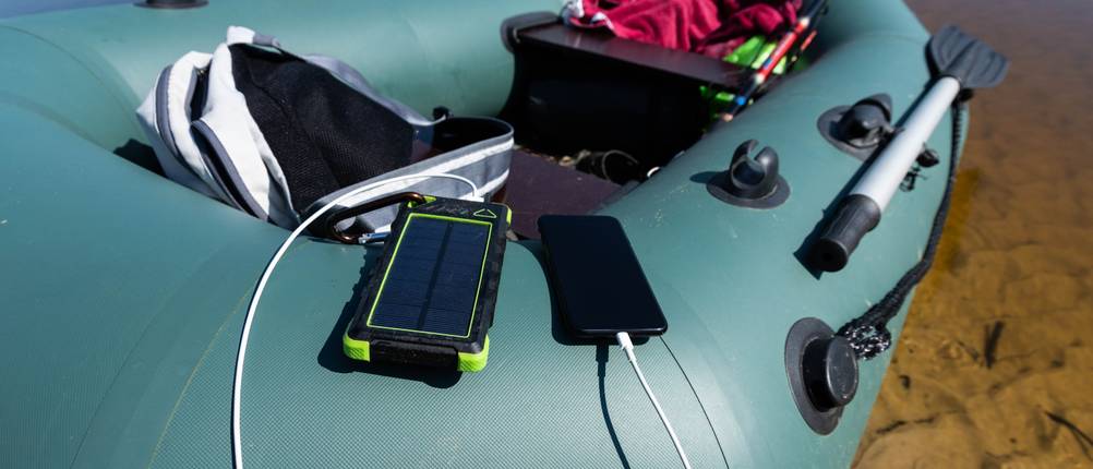 eine Outdoor-Powerbank auf einem Kajak