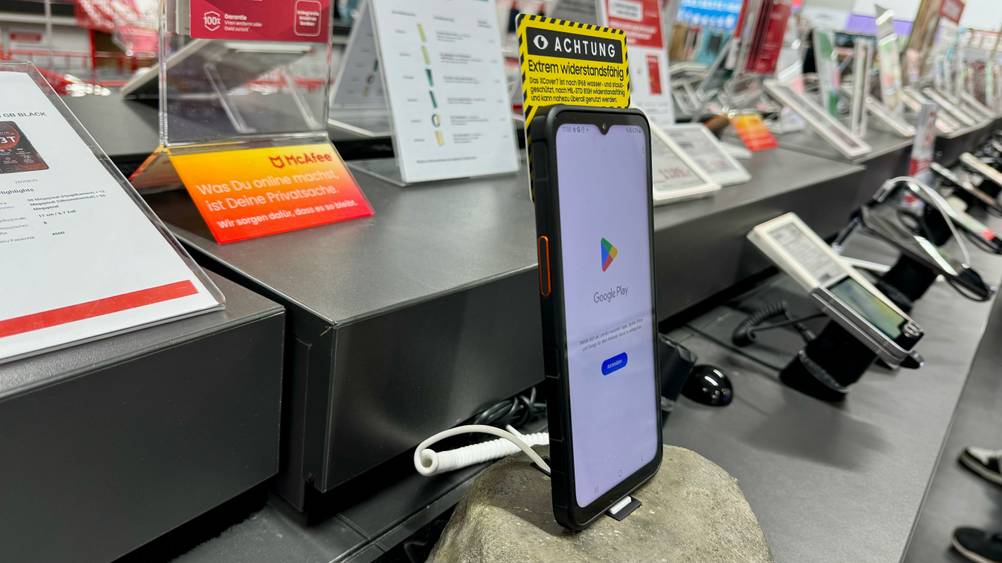Outdoor-Smartphone im Test: Ein Gerät in einer Ausstellung von der Seite.