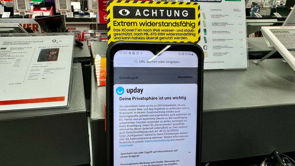 Nahaufnahme des Displays eines Outdoor-Smartphone im Test in einer Ausstellungsfläche.