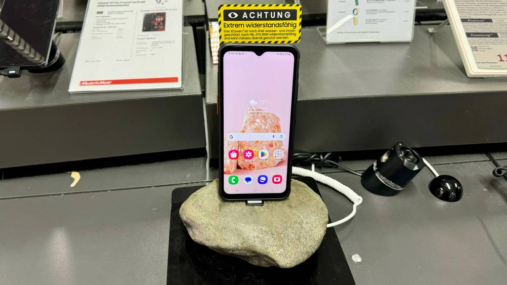 Getestet: Ein Outdoor-Smartphone auf einem Stein in einer Verkaufsfläche.